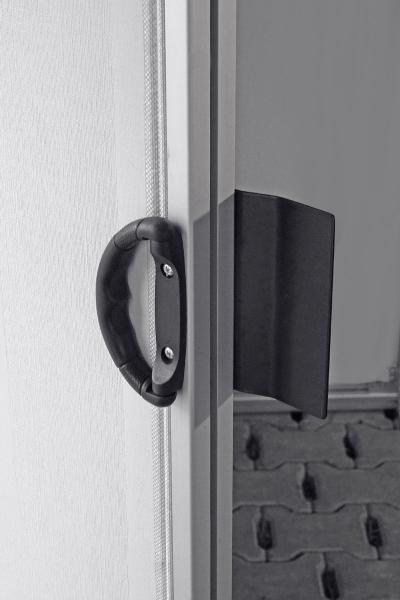 Detailansicht der festen Vorzelttür mit Klarsichtfenster​