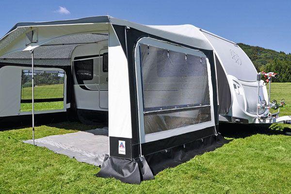 Panorama­fenster Medulin von innen, heller Wohnraum mit Seeblick